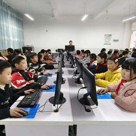 كيف قام Sun Haiqing من Jiangsu Jutian بتمكين التعليم في مسقط رأسه من خلال التبرعات الحاسوبية؟